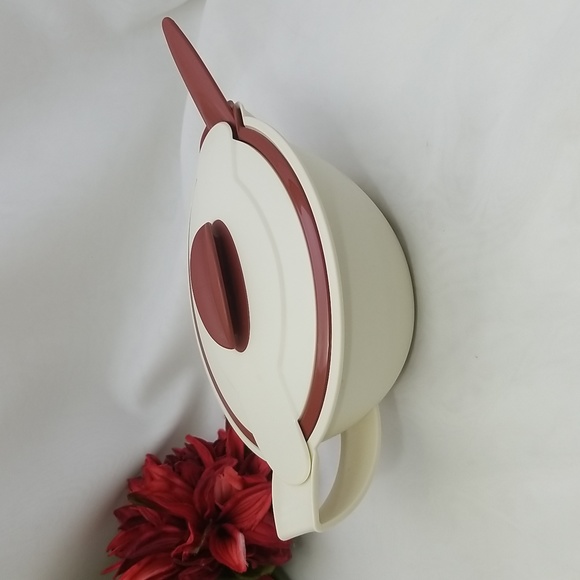 Tupperware Kitchen Tupperware Insulated Saucy Server Four Piece